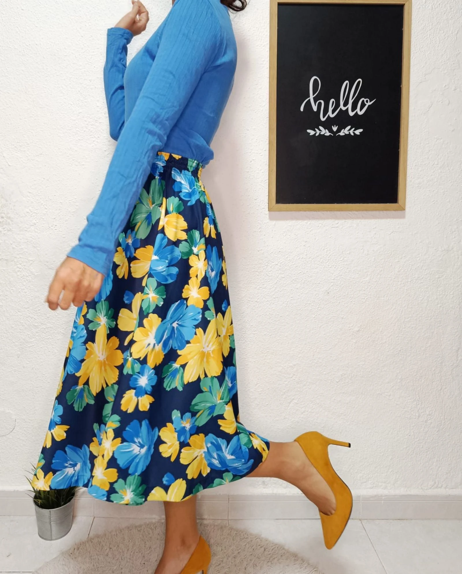 Falda midi retro flores amarillo y azul. Jupe midi fleurie bleu et jaune – photo 3
